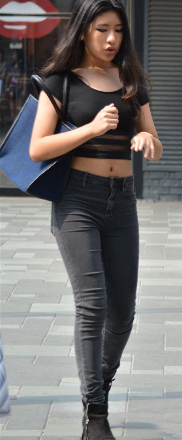 街拍:紧身牛仔裤露脐装美女,时尚又性感