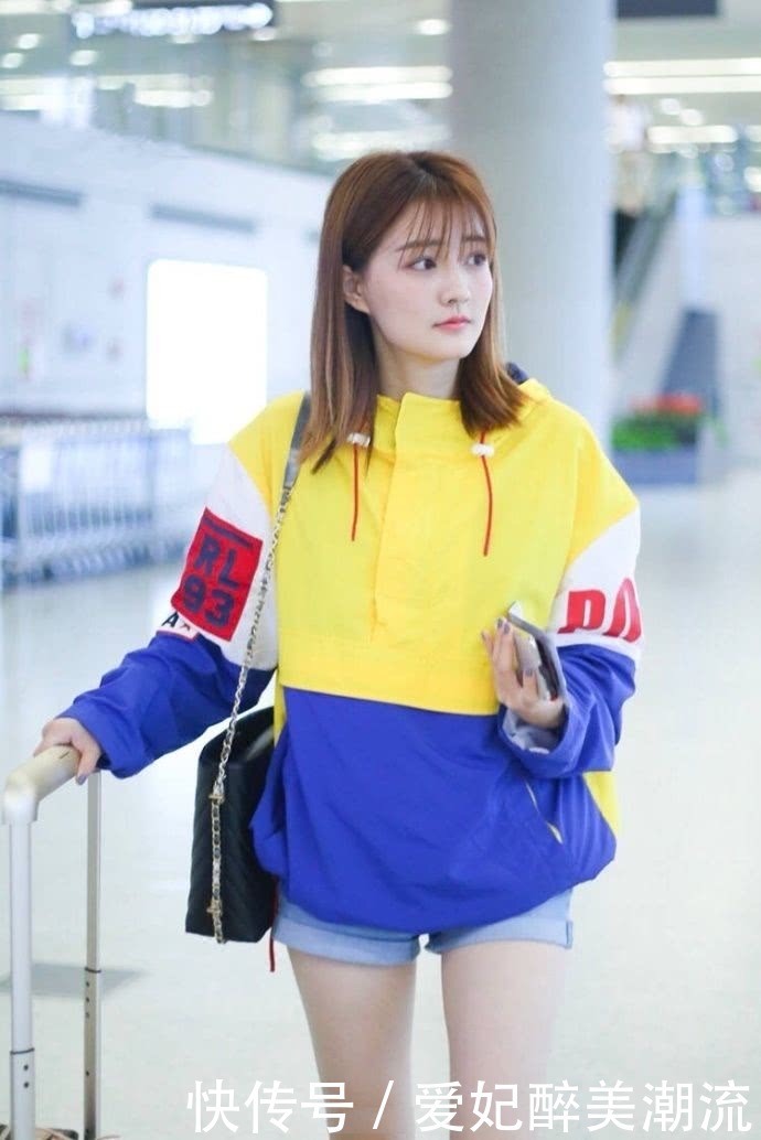 徐璐穿超短裤去机场，暴露了一双惊艳长腿，当看到她的脸我呆了！