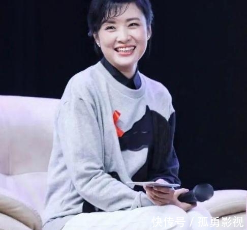  『喇叭裤』50岁以上的女人别穿牛仔裤，喇叭裤直筒裤更有气质，做个优雅女人