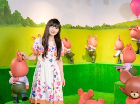 「宛若」被福原爱美到了!穿白色印花连衣裙亮相,齐刘海长发宛若18岁少女