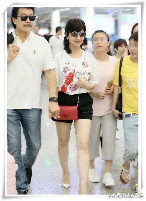 赵雅芝的短裤也太短了，难怪一直用包包挡着，64岁奶奶太拼了