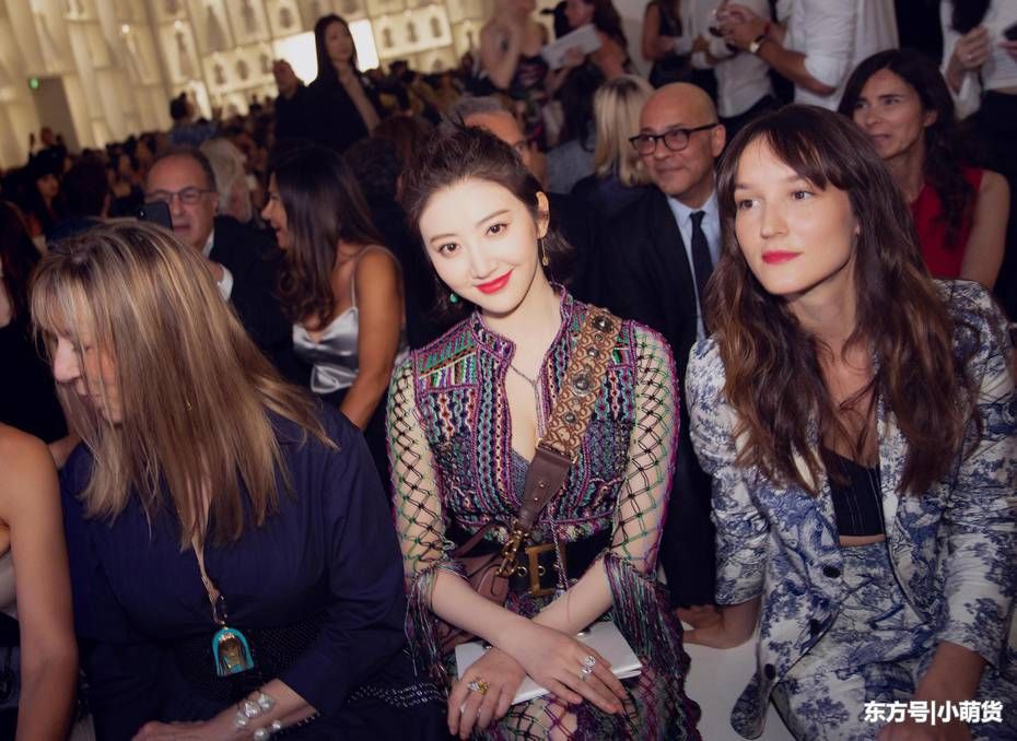 同样是镂空连衣裙，景甜杨颖差距大，生过孩子的还不如没结婚的?