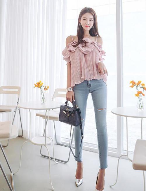 精心搭配的牛仔裤美女，秀出曼妙身形，清秀迷人！