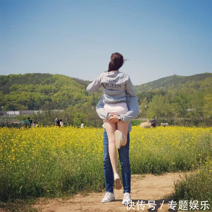 这一抱勒的有点紧，小姐姐的美腿修长身材很好，被男友抱起来差点