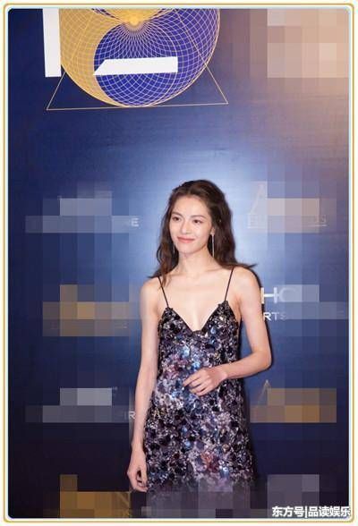 钟楚曦这件吊带裙从正面看平淡无奇，一个转身仿佛全世界都亮了!