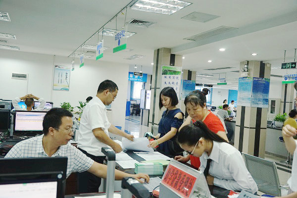 镇远县政务服务中心教科局窗口开展2018年生