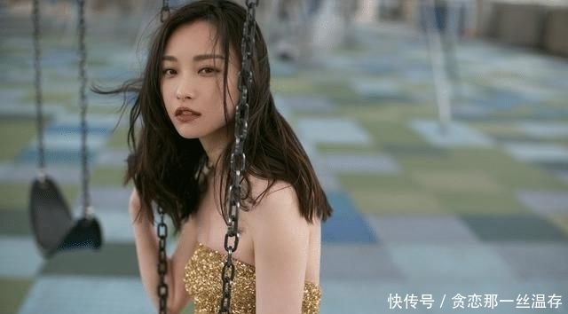 「 金色」穿金色抹胸连衣裙开叉到大腿根，这身材真令人羡慕，被倪妮美到了