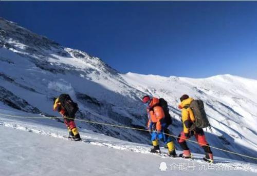 在攀登珠穆朗玛峰时，同伴不小心摔倒了，千万不能扶