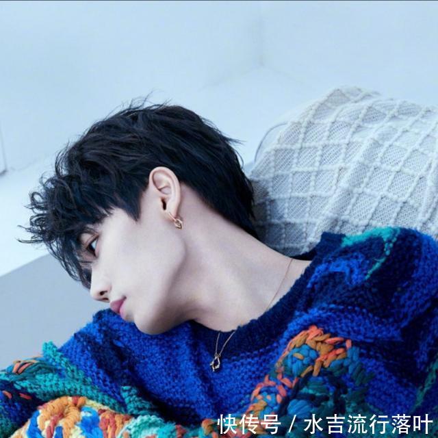 打造@林彦俊打造居家休闲装扮,温暖阳光,黄明昊穿牛仔单品帅气时尚