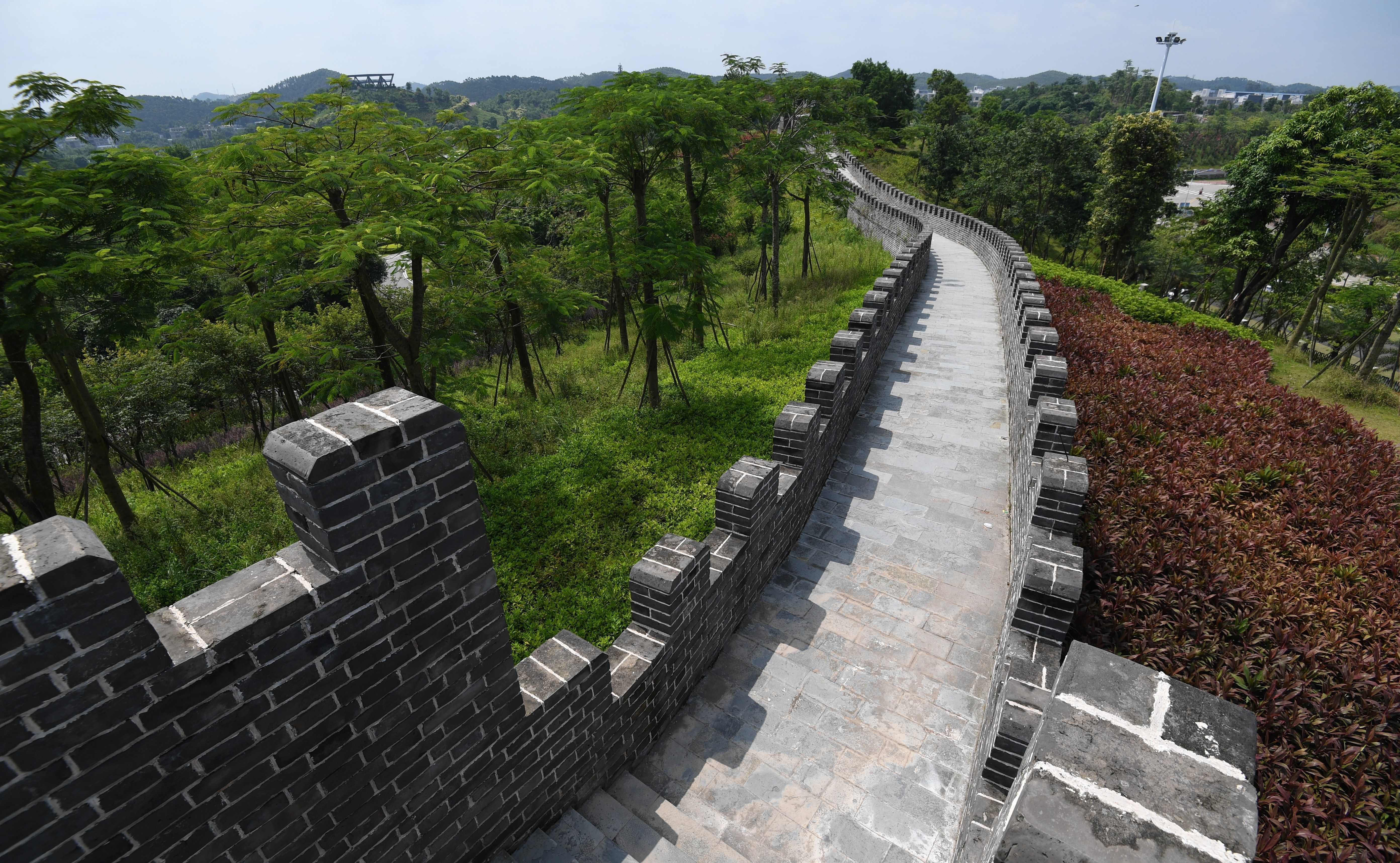 广西现140米山寨长城，钢筋混水泥体结构，青砖从山东定制