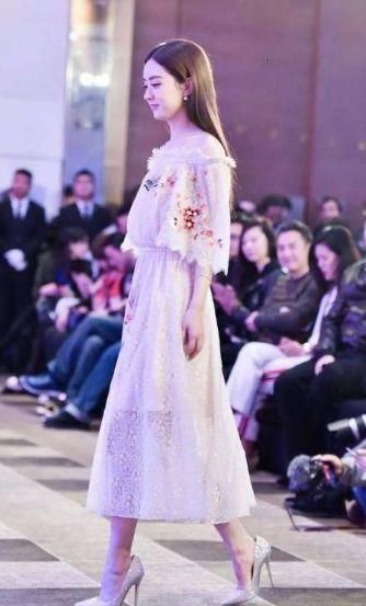 有一种鞋，叫赵丽颖的高跟鞋，不是谁都能驾驭的了，你还别不服!