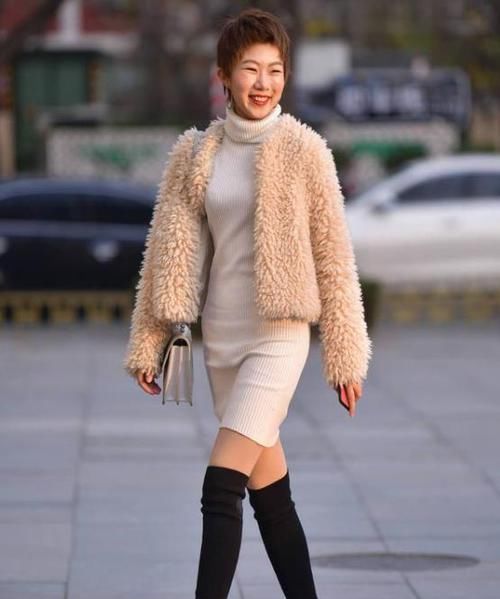  「气质」养眼女神街拍：名嫒美姝的小姐姐，一条吊带连衣裙，时尚清新气质迷人