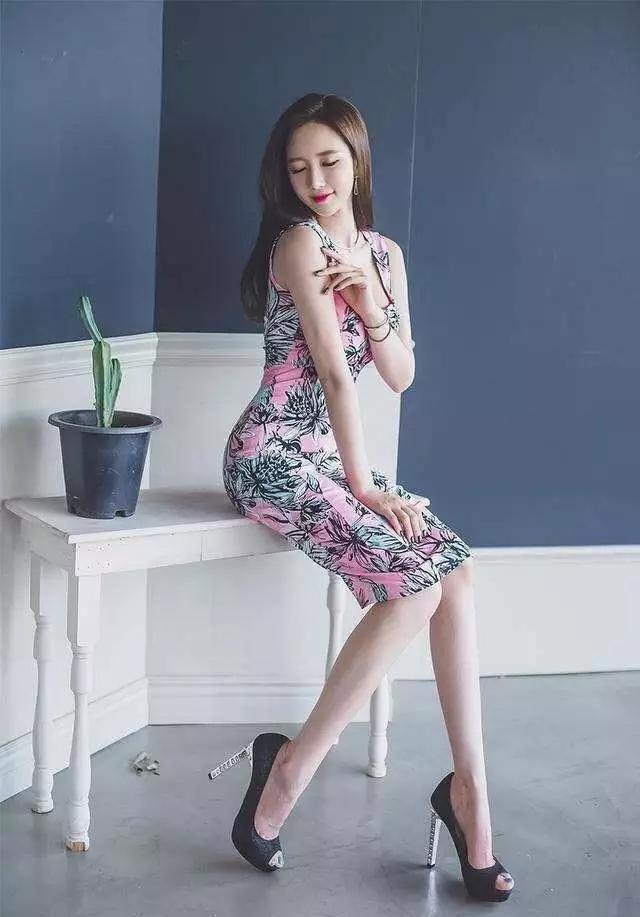 拥有优美曲线身材的漂亮女性, 不试试包身裙展现风采太可惜