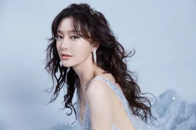 多色水钻:最近火了一种眼妆叫“心动妆”,精美水钻点缀,楚楚可怜看得心动