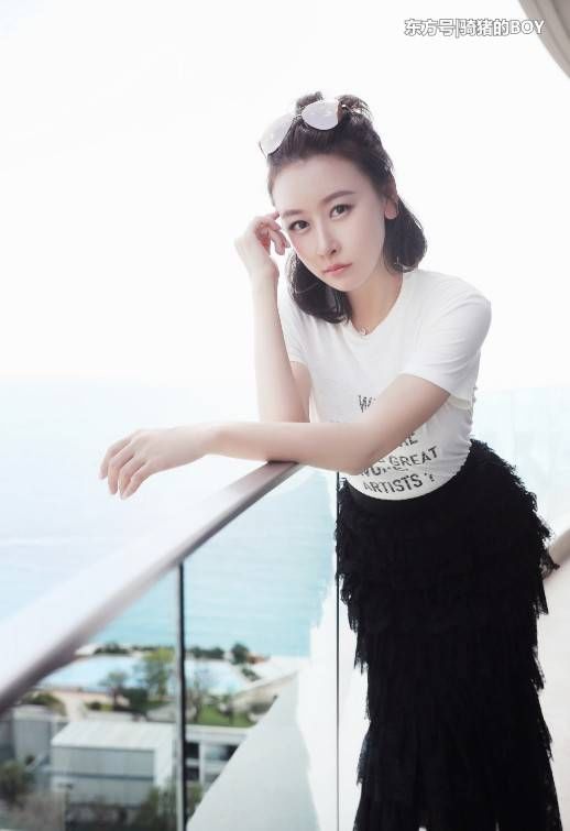 毛俊杰咋想的?在沙滩还穿绑带鞋，还不如赤脚走呢!