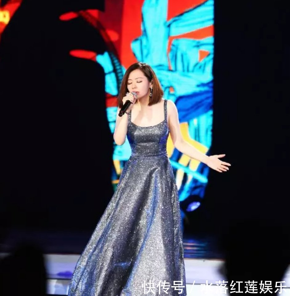 34岁张靓颖现身机场，吊带牛仔裙穿出“大妈范”，亏她敢穿