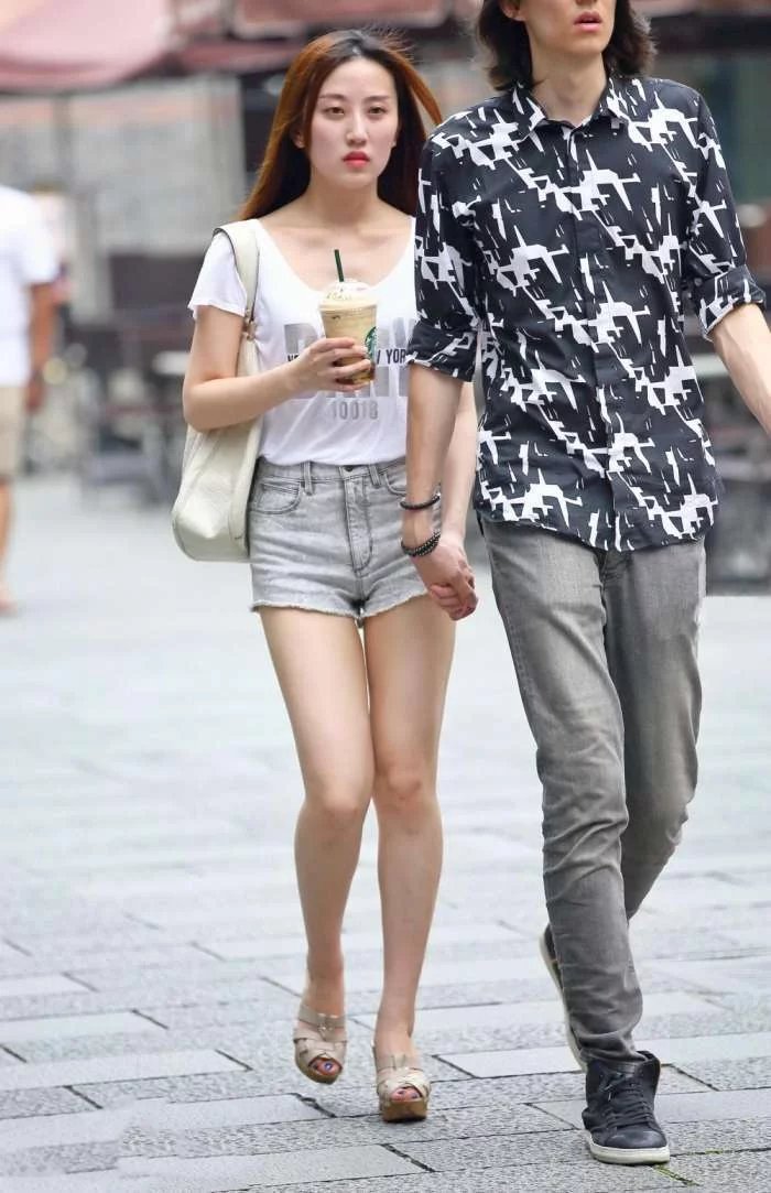 街拍美女：牛仔热裤搭配一件简简单单的T恤，小姐姐真的会幸福吗