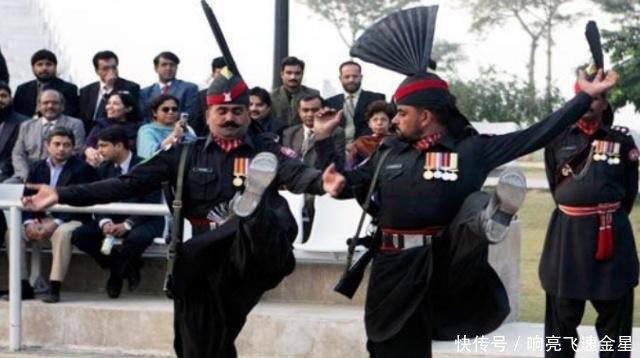一言不合就“斗舞”，印巴边境上演另类“战斗”，脚真的不痛吗