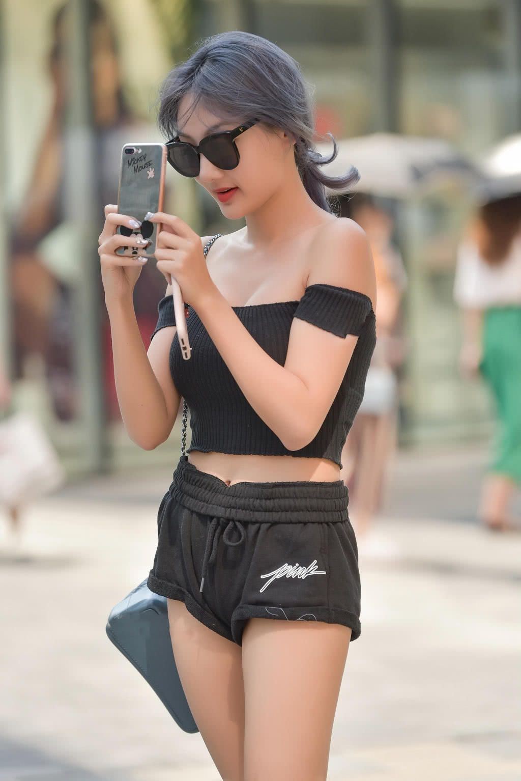 气质小姐姐黑色性感一字肩裹胸，凹凸曲线美胸双臀，美美的姿态好