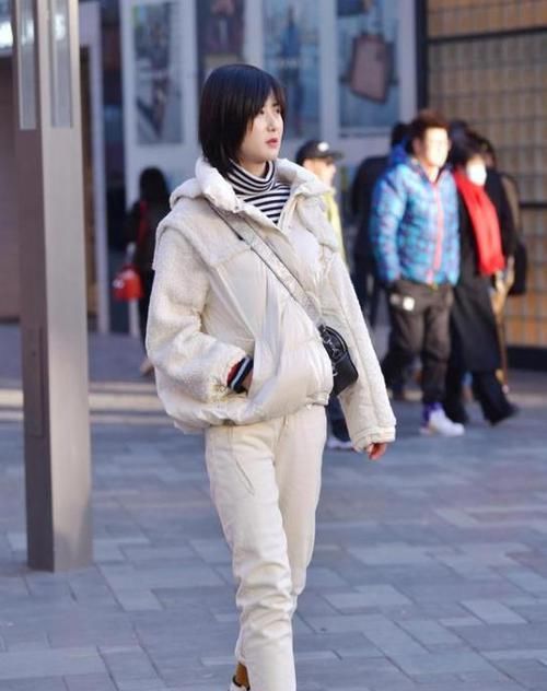  蓝色■养眼女神街拍：肤如凝脂的小姐姐，一条蓝色的连衣裙，时尚女神风采迷人