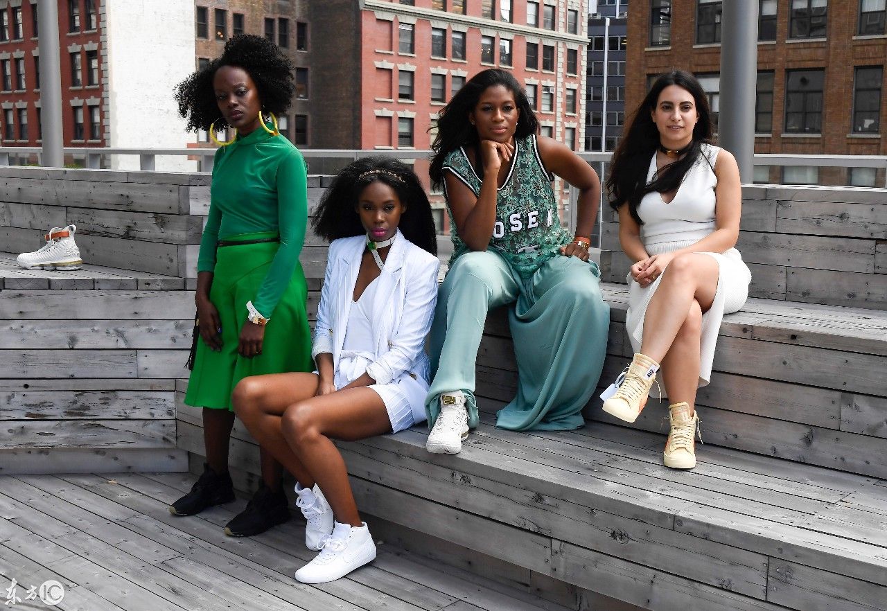 纽约时装周趣图:时装模特手捧鞋子走秀，美女将皮带套在脖子上!