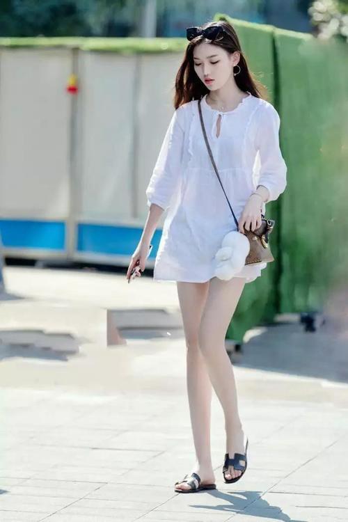 街拍 每到盛夏时节，总能看到时尚的穿搭，图一的小姐姐好奇怪