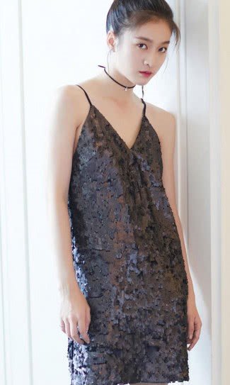 迪丽热巴张雪迎同穿吊带，胖迪一个部位碾压，长的胖也好看