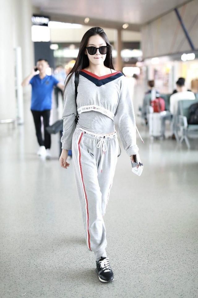 张馨予机场衣服邋遢，网友：你是出来唱戏的吗？