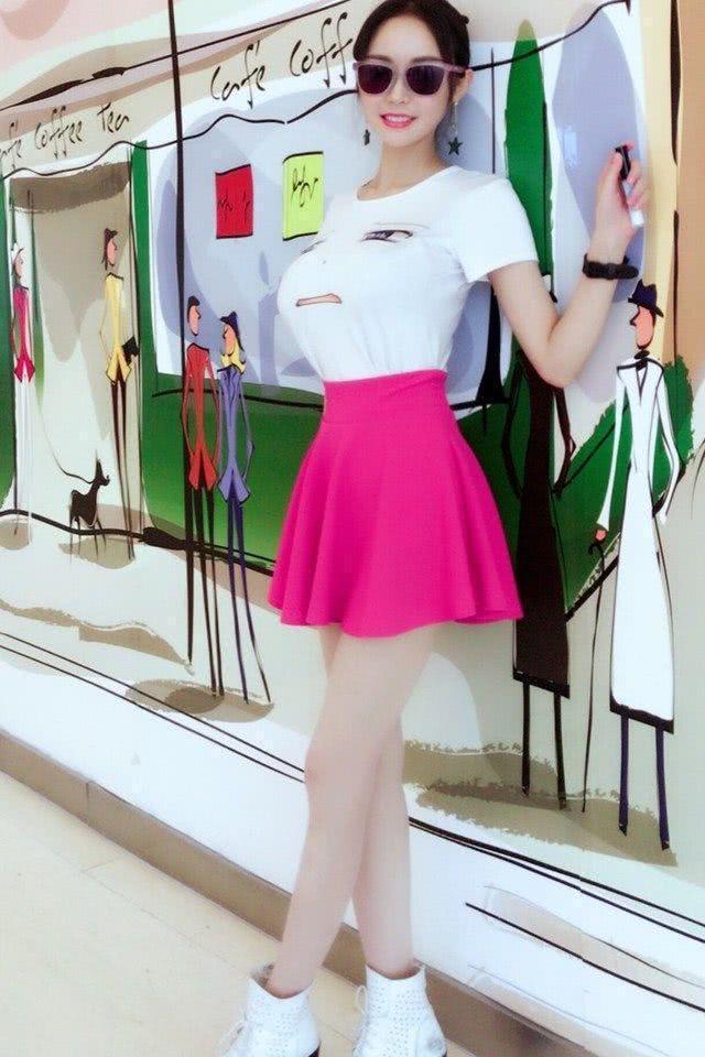 街拍：时尚气质出街的小姐姐，时尚大方显高挑显气质！