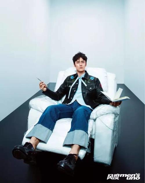 还在穿紧身裤？今年翻边牛仔裤才最火！