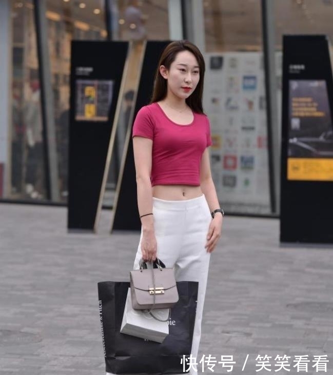 『 脚下一双』时尚穿搭，散发出个性魅力，美女街拍身材完美的小姐姐