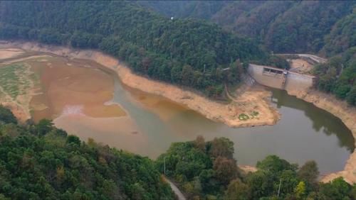  「干涸」直击旱情：降雨偏少 水库干涸