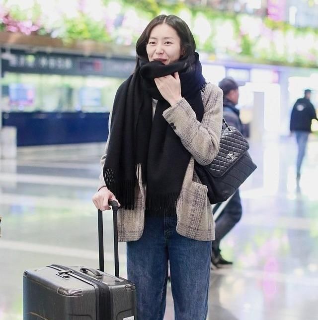  『气场』早春外套不知怎么选?看看刘雯身上这3件外套,经典洋气又百搭
