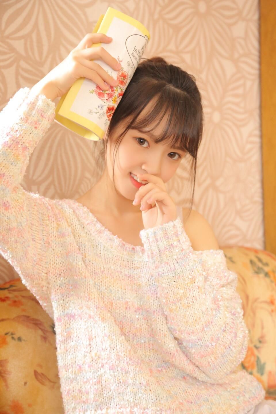 长腿美女小露香肩诱惑性感图片