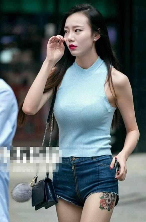 路人街拍:我喜欢丰满的那个美女，穿的这么少，勾起我内心的骚动