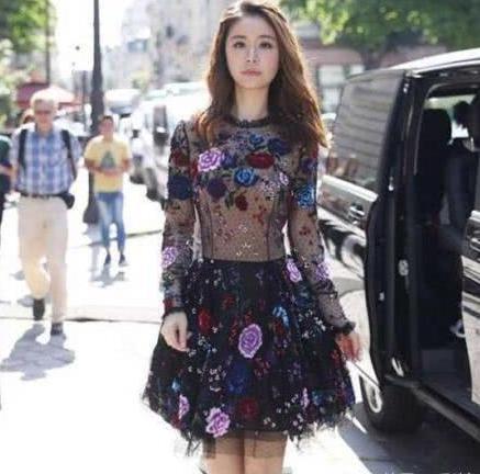 林心如穿深V优雅亮相,肚子三层赘肉实力抢镜,网友:还是不生孩