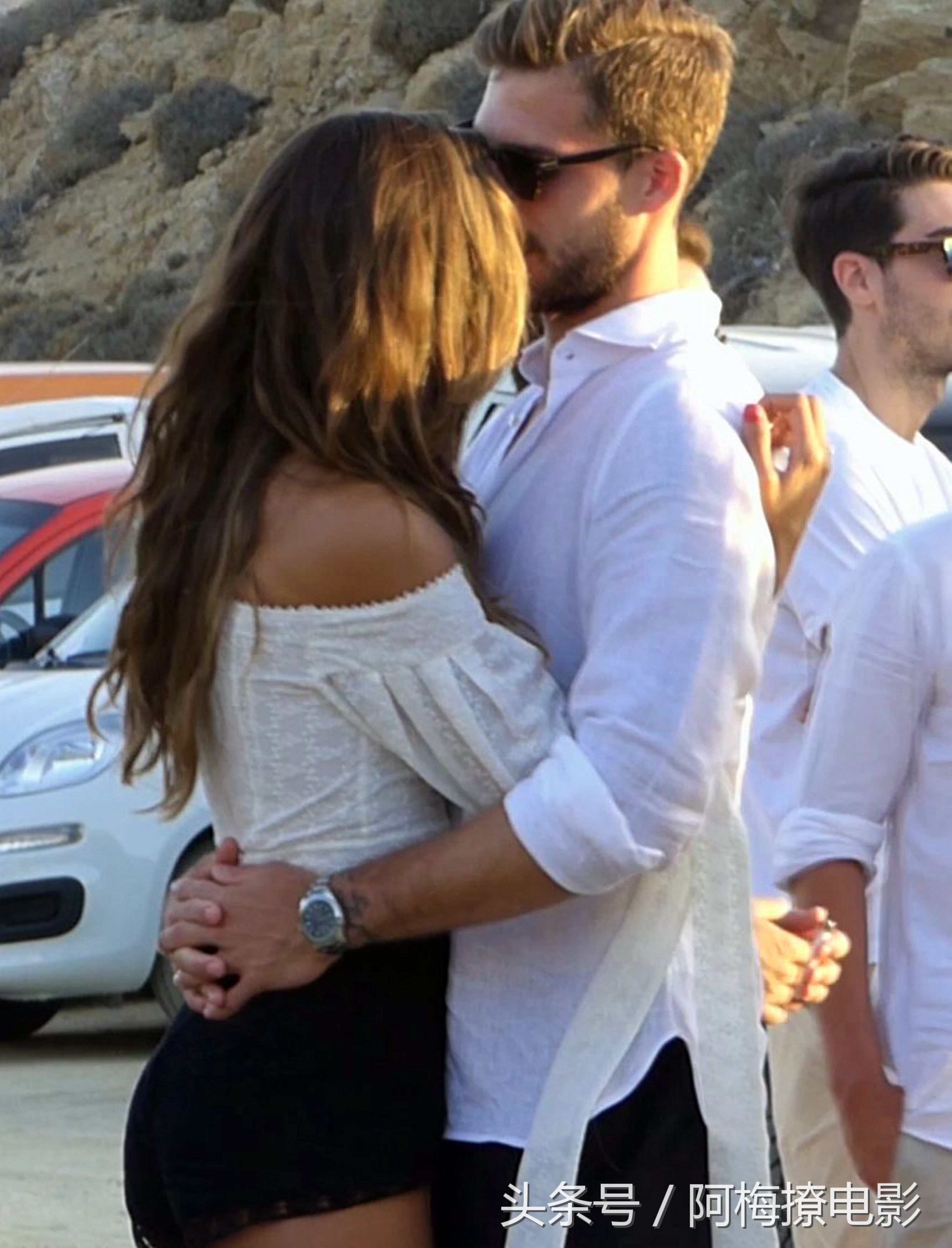 维密超模伊莎贝儿歌勒和男友米订婚后被拍，佳人成对超甜蜜