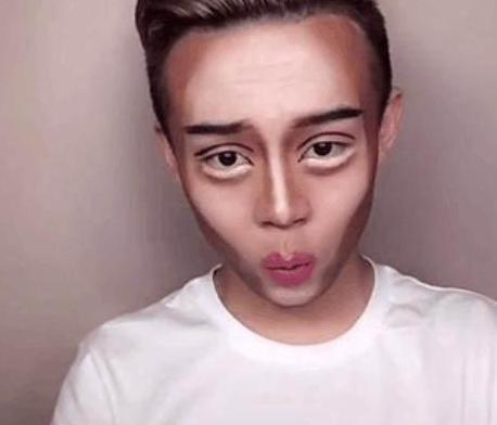 女人化妆时, 在男人眼里是什么样子的? 小哥“神还原”化妆过程!