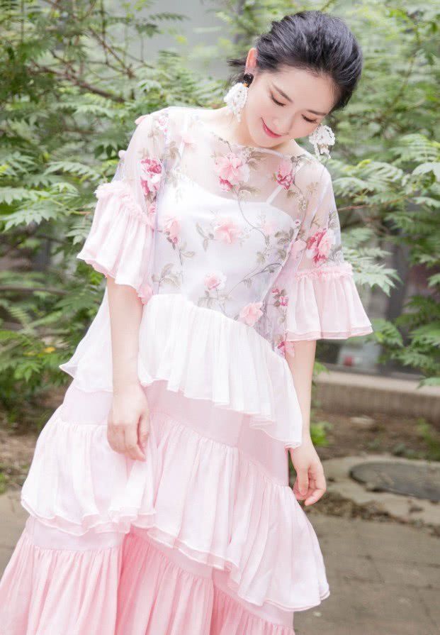 谢娜穿一袭粉裙子真少女,耳环也很时尚,只是全被一双鞋子毁了!