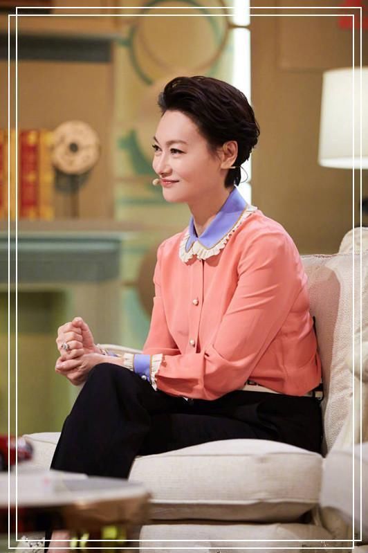 当58岁惠英红撞衫21岁关晓彤,网友:原来年龄在气质面前不值一提