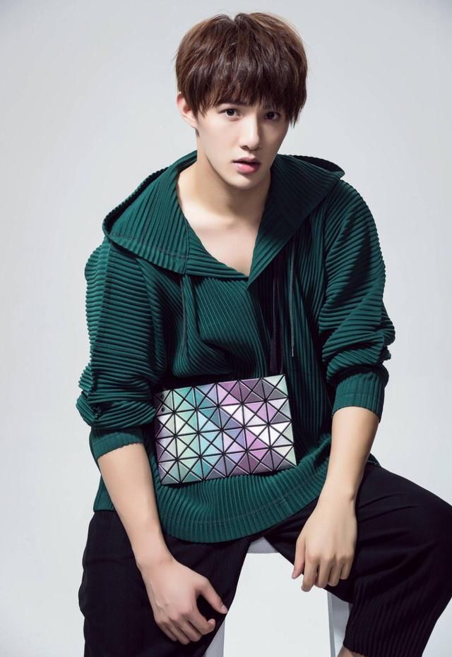 黄圣池又帅了几分，你们说！网友：国民男票的地位