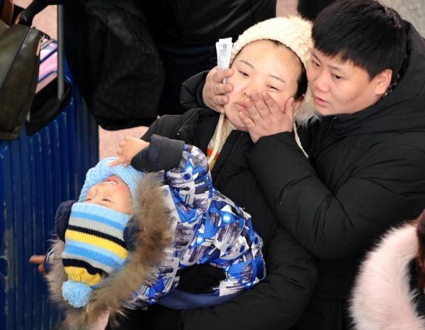 正月初六返程大军爆棚 客运站人山人海挪着走