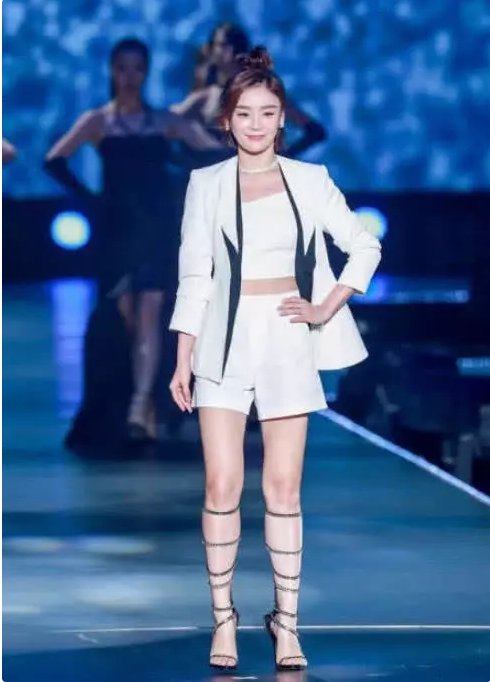 袁姗姗为了时尚够拼了，鞋带把小腿勒的直变形，真是豁出去了