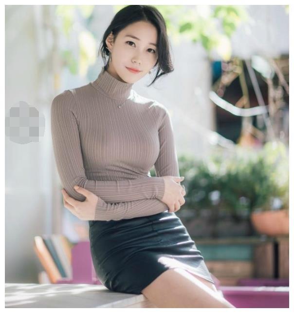 秀气搭配的紧身裙美女，休闲又不失潮流，十分养眼！