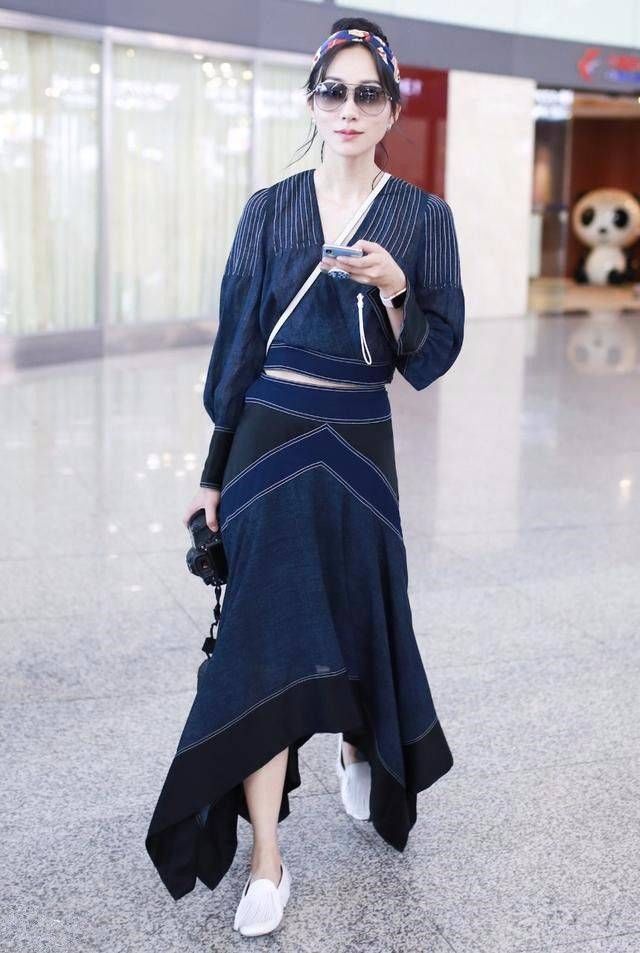 韩雪也开始不好好穿裙子了,这叉都开到大腿根了,也是蛮大胆的!