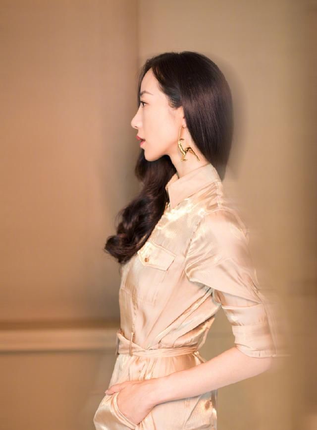 35岁韩雪身穿豆沙色连衣裙亮相，比00后还要美，网友：大妈变女神