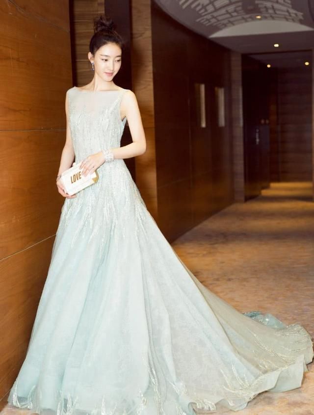 王丽坤一袭蓝裙很美艳，包上写着“love”，这是林更新送的吧！