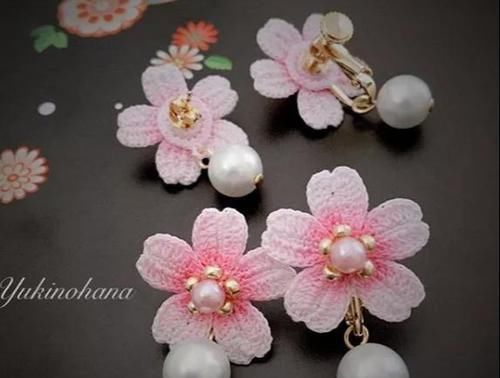  #胸针#外网的钩针小花好美，编织朵小花，做一个春天的胸针！DIY手工