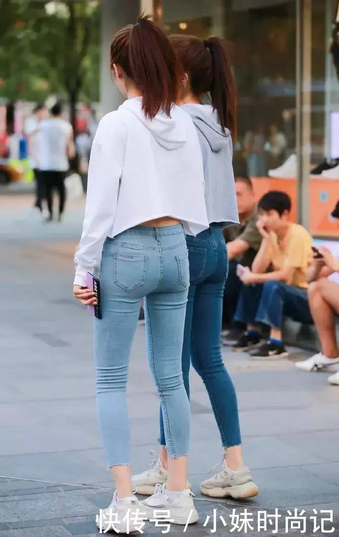位小姐姐|街拍:简单靓丽的牛仔裤姐妹花, 让人怦然心动
