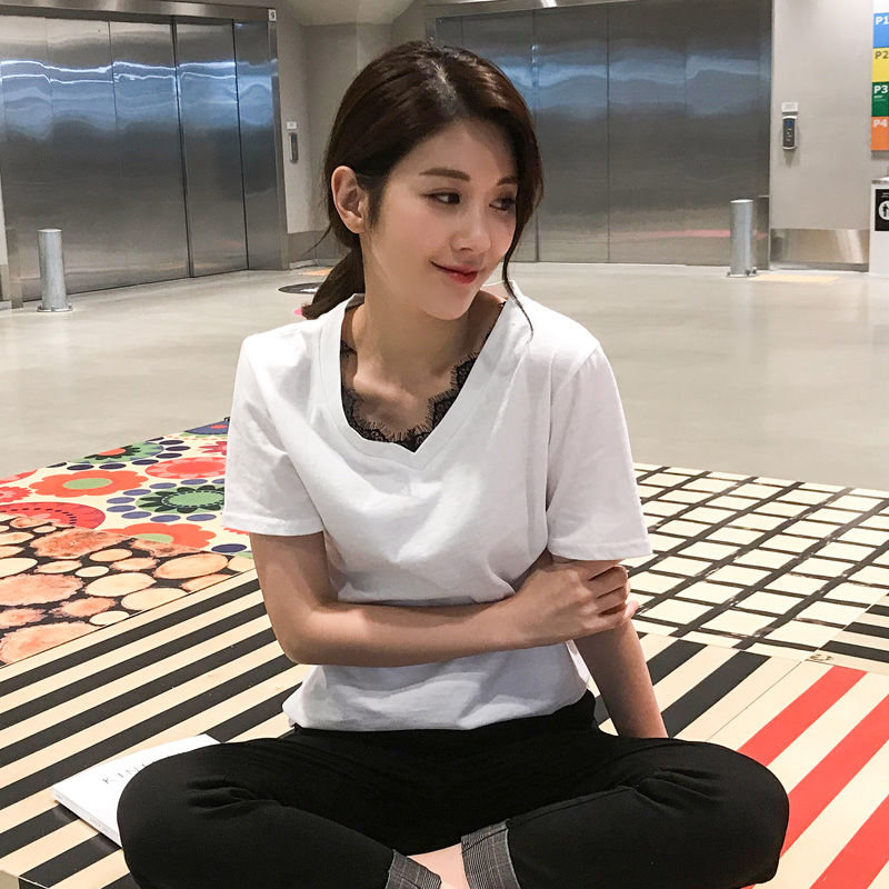 女孩子衣服不能穿的太随意，穿这样的衣服，真的是时尚又显气质